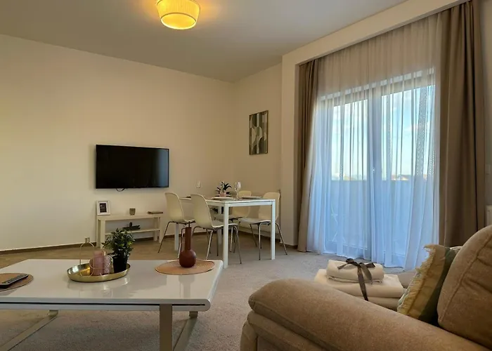 Close Luxury Glam Apartments